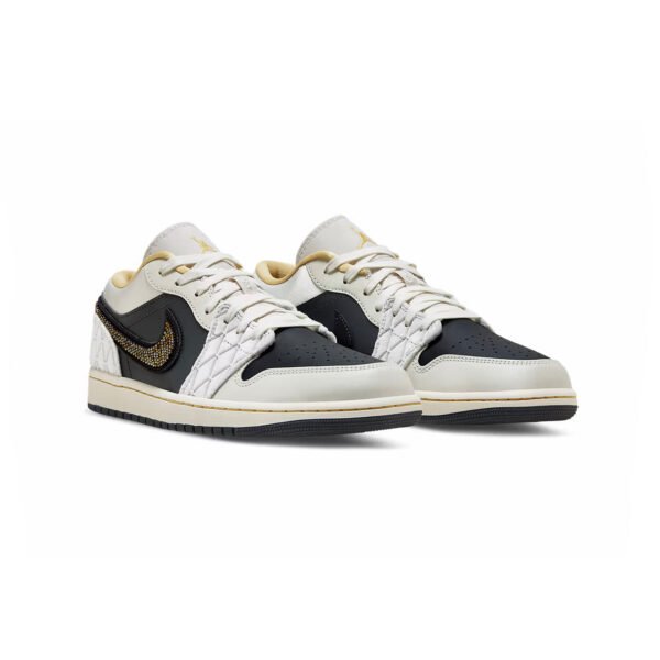 Arstore - Nike Air Jordan 1 Low Beaded Swoosh Unisex Sneakers - Nero Scamosciato - Black